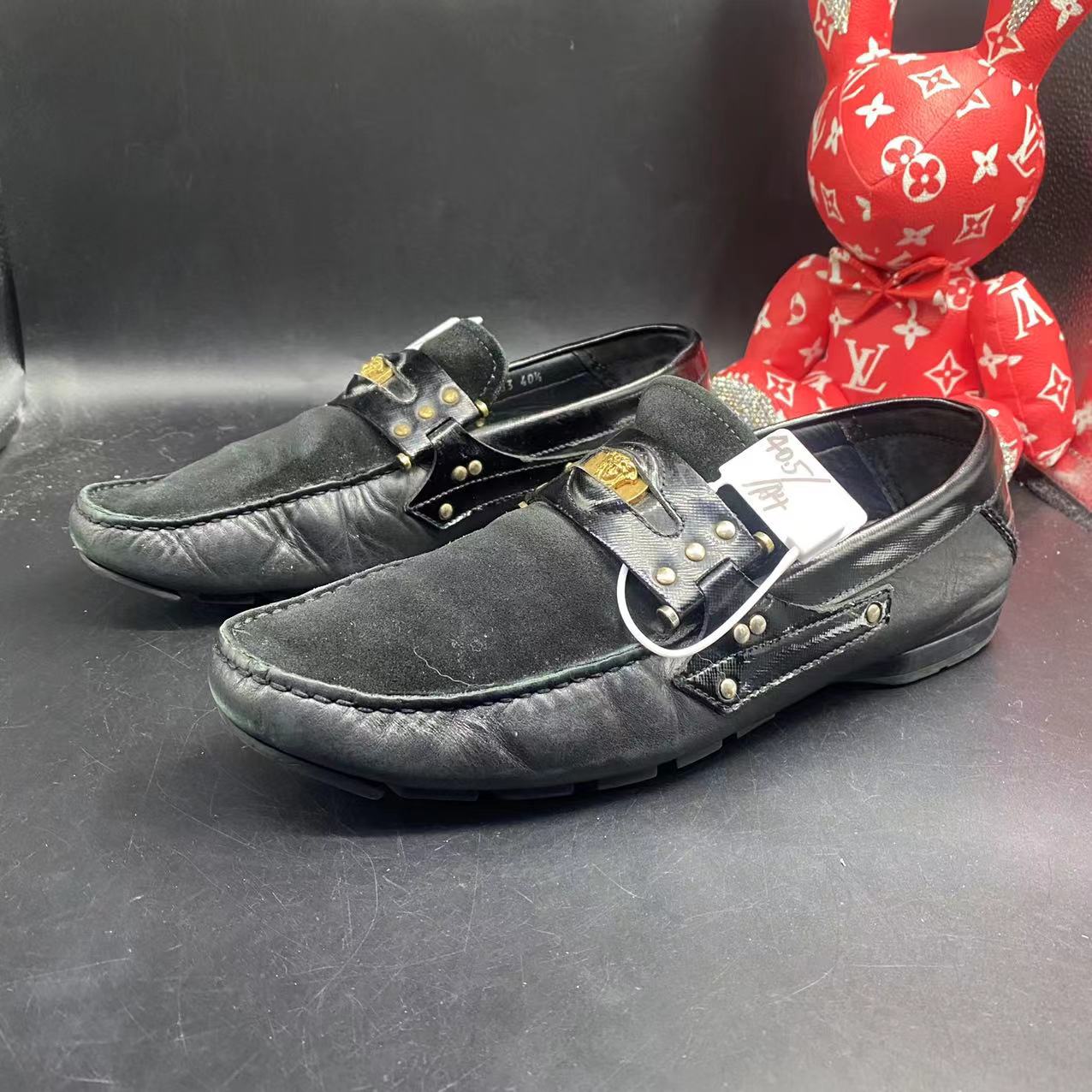 【147折扣】VERSACE/范思哲 40.5欧码 黑色麂皮豆豆鞋百搭舒适正品