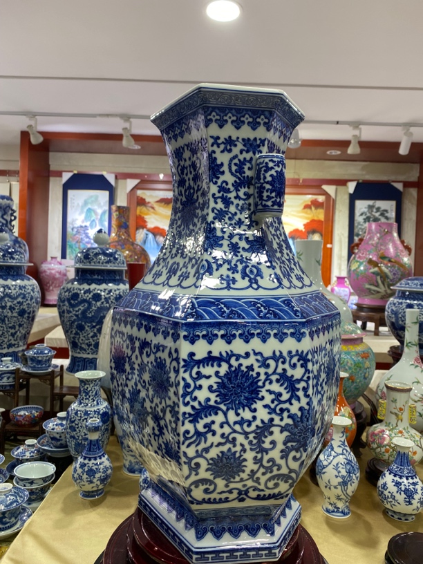 全手工手绘青花六方瓶一个