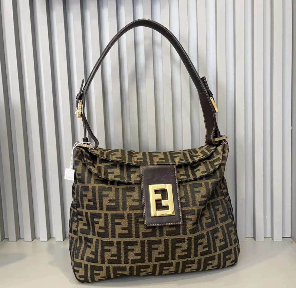 95新 FENDI/芬迪 兔兔奢轩轩/芬迪金扣单肩包/95新/5599