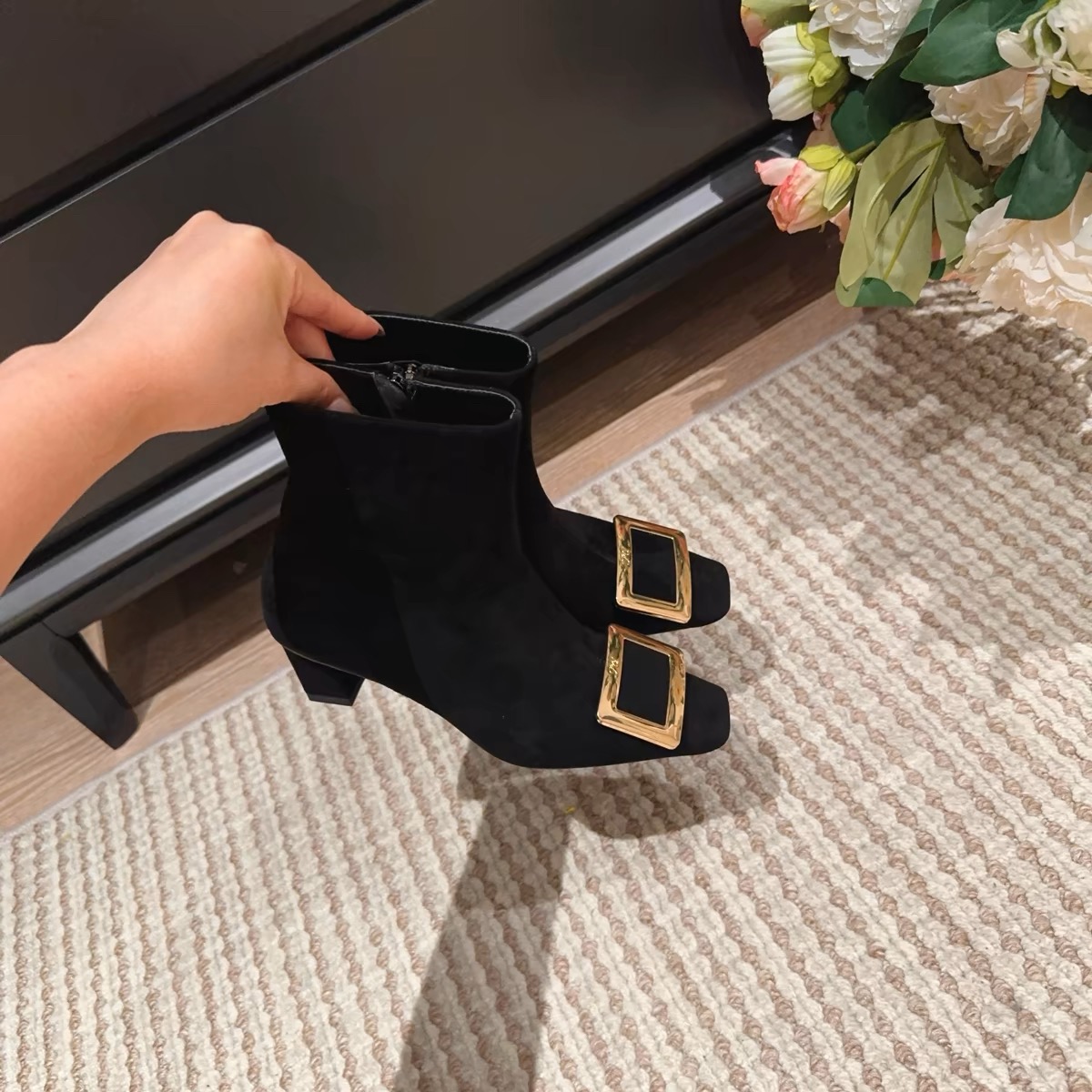 Superqueen 秋冬新品精致女人方扣羊猄皮方头粗跟中跟短靴女方跟