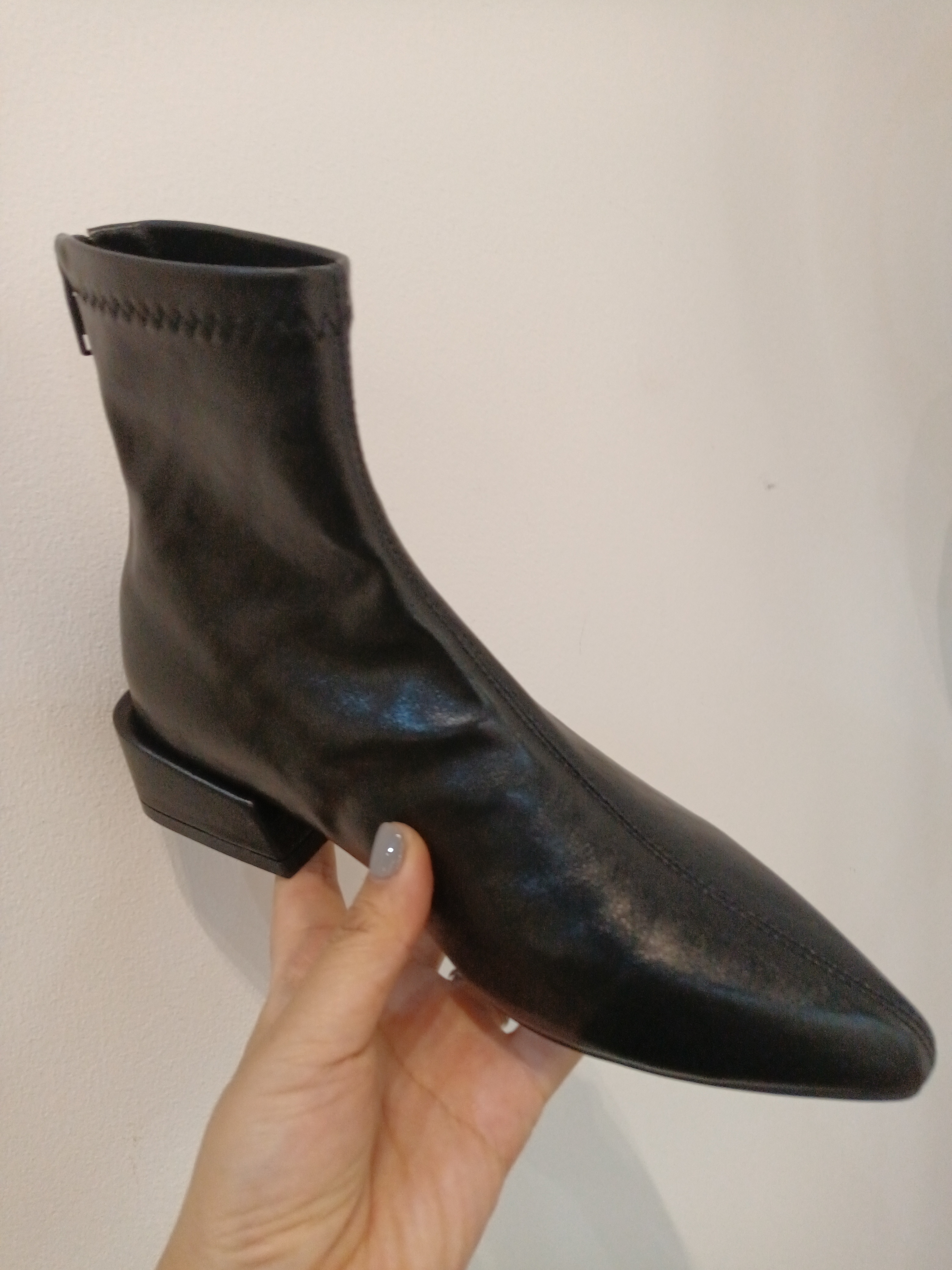 黑色尖头单靴、舒服