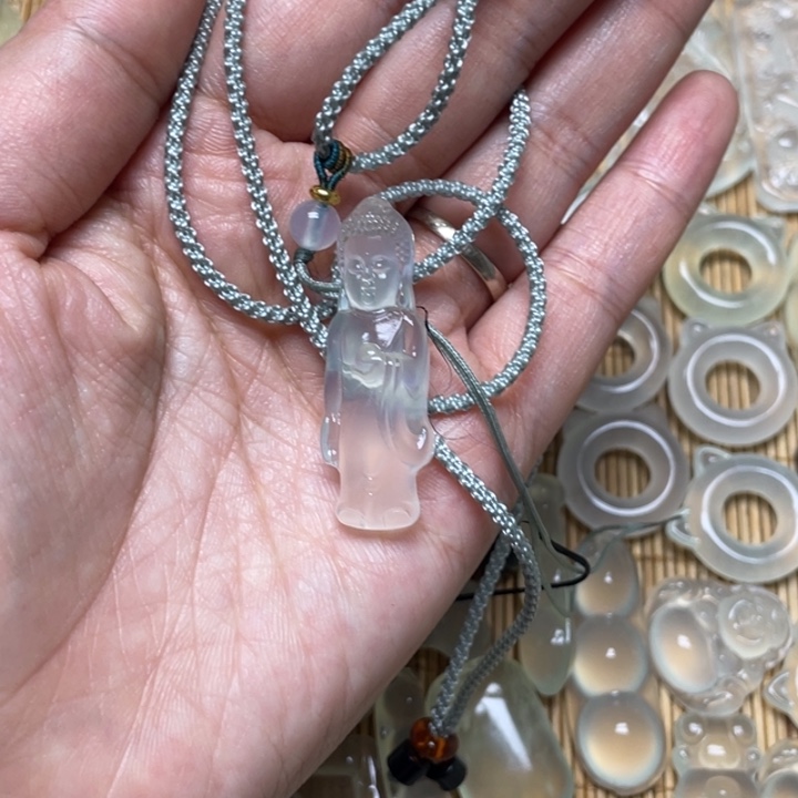 蛇纹石玉颈饰未镶嵌王*