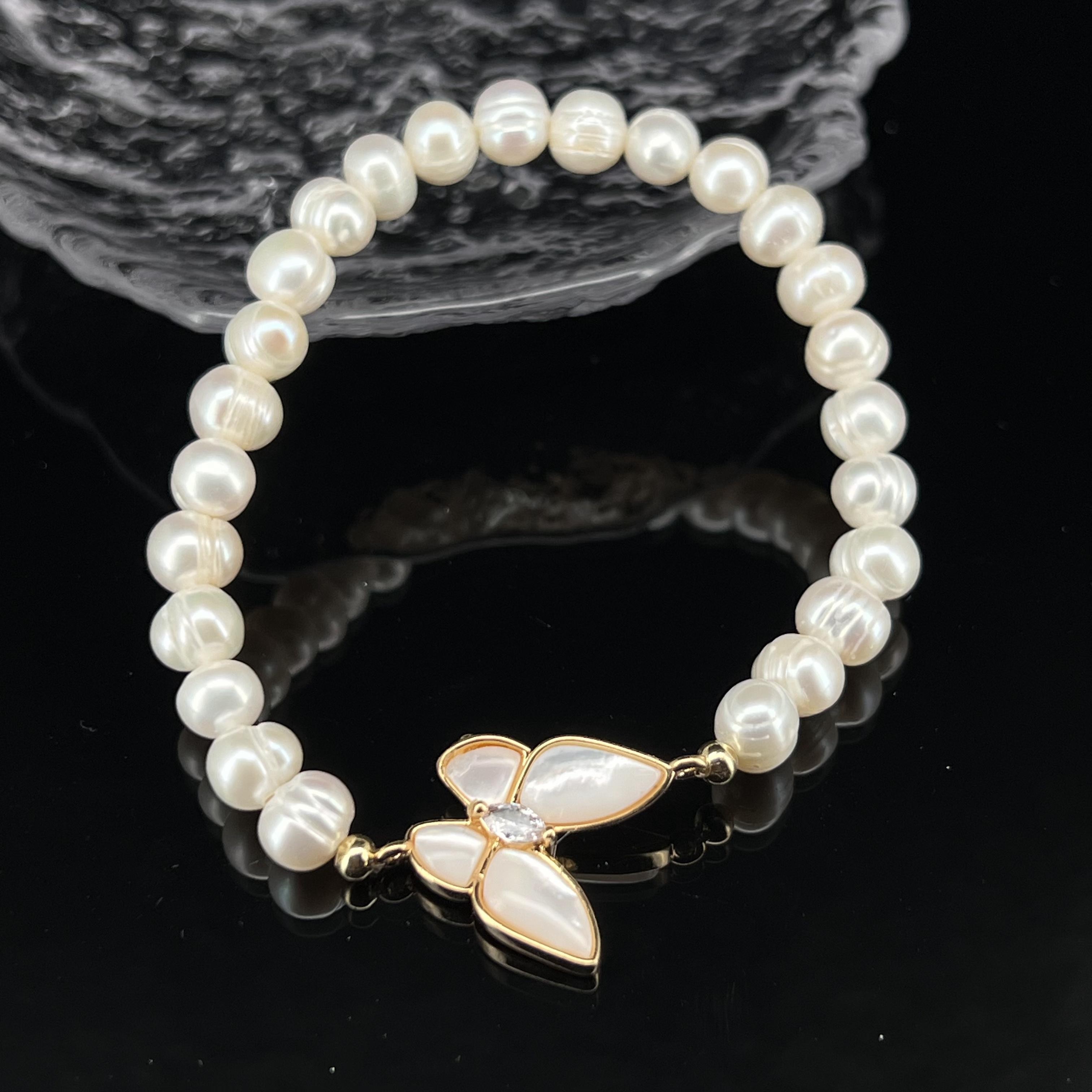 6166白色圆球蝴蝶手链