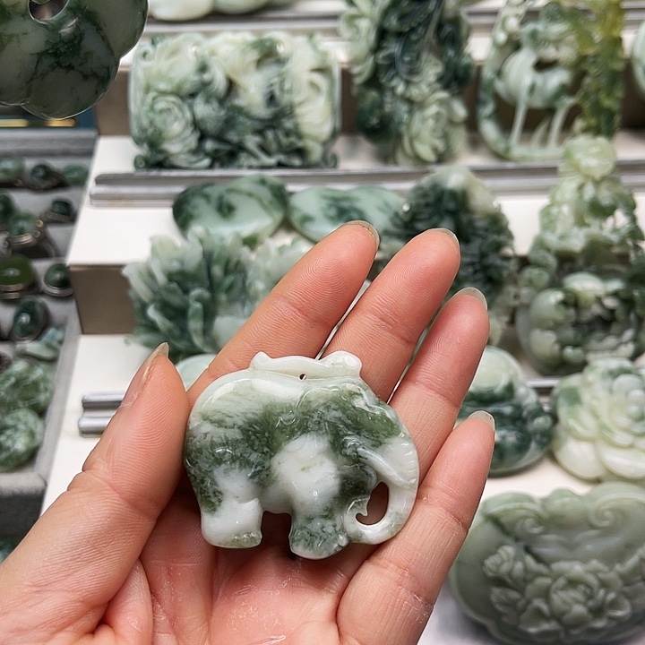 蛇纹石玉颈饰未镶嵌