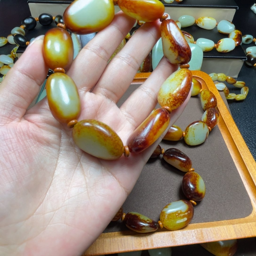 和田玉未镶嵌颈饰老****》