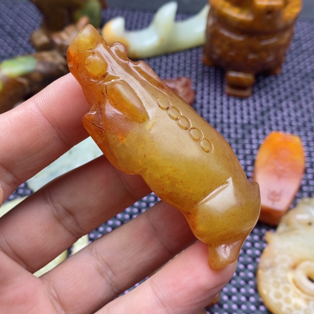 蛇纹石玉颈饰未镶嵌