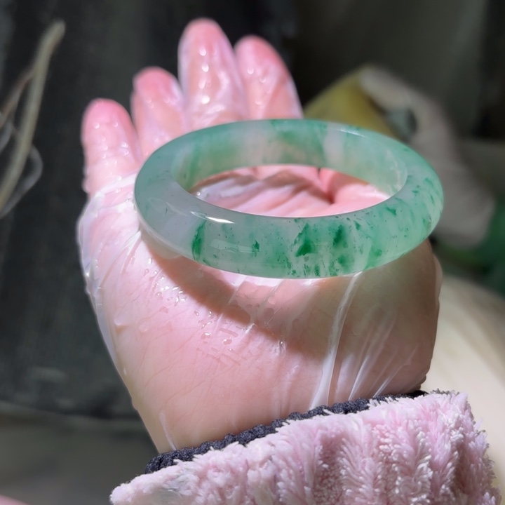 慢***光石英质玉（非洲翠）未镶嵌手镯定制