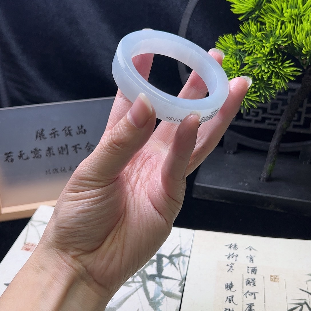 百***姐定制翡翠未镶嵌天然翡翠手镯