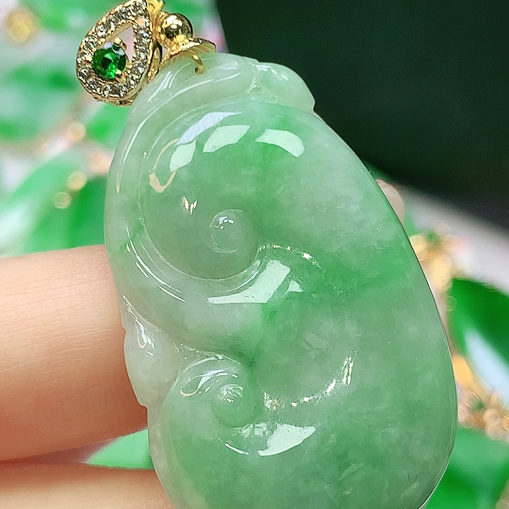 翡翠未镶嵌颈饰多样性发其一