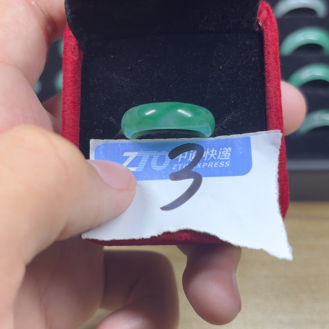 颈饰未镶嵌石英质玉戒指3号