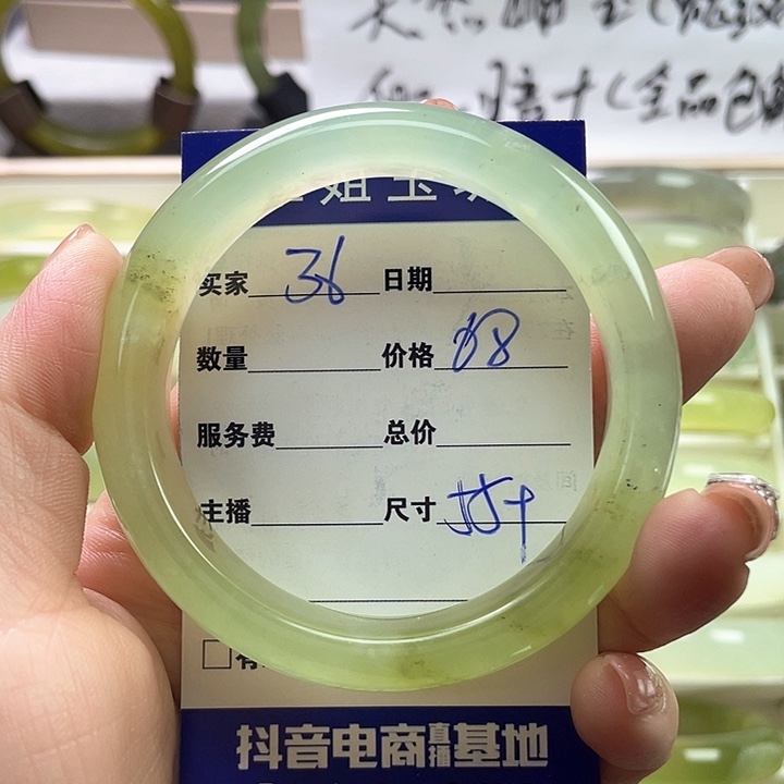 蛇纹石玉未镶嵌手镯人***?