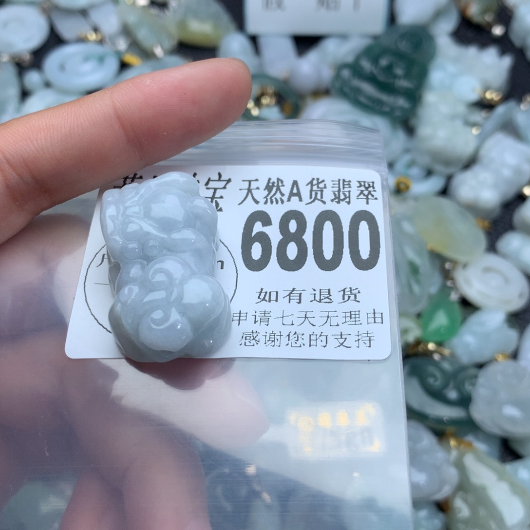 翡翠颈饰未镶嵌6800。