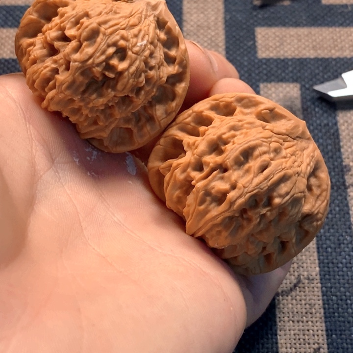文玩核桃吊坠红狮子