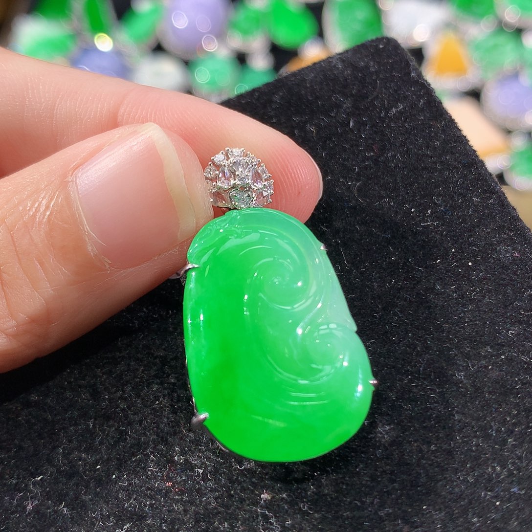 翡翠18K金镶嵌颈饰