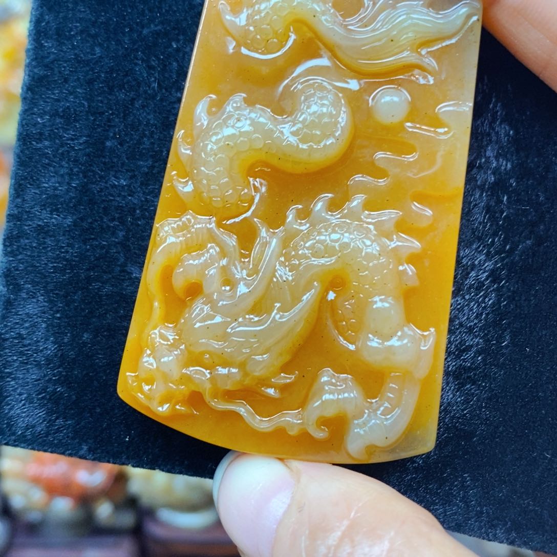 未镶嵌石英质玉（黄龙玉）颈饰