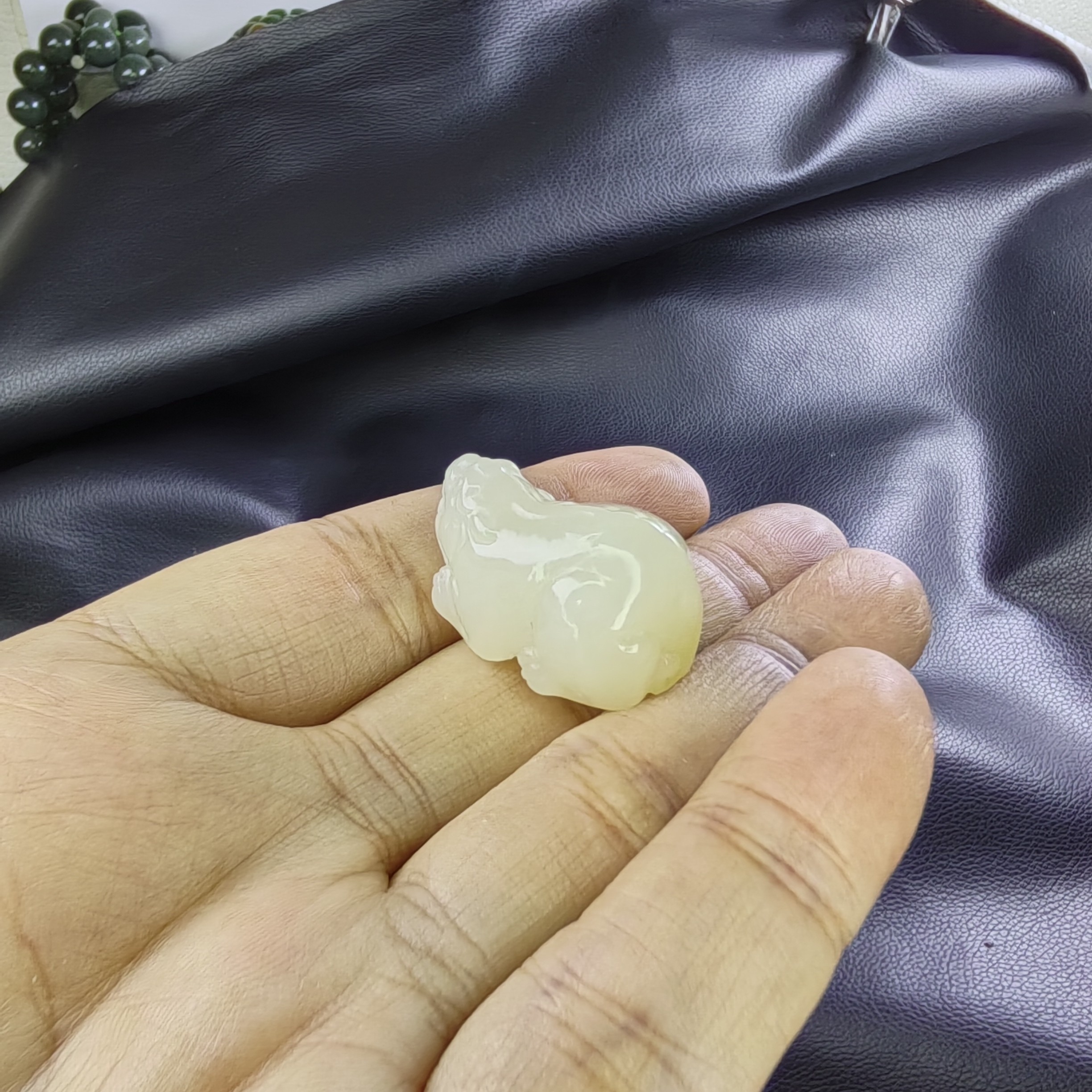 和田玉老料鸿运当头，黄金糖，红糖白肉小貔貅吊坠。