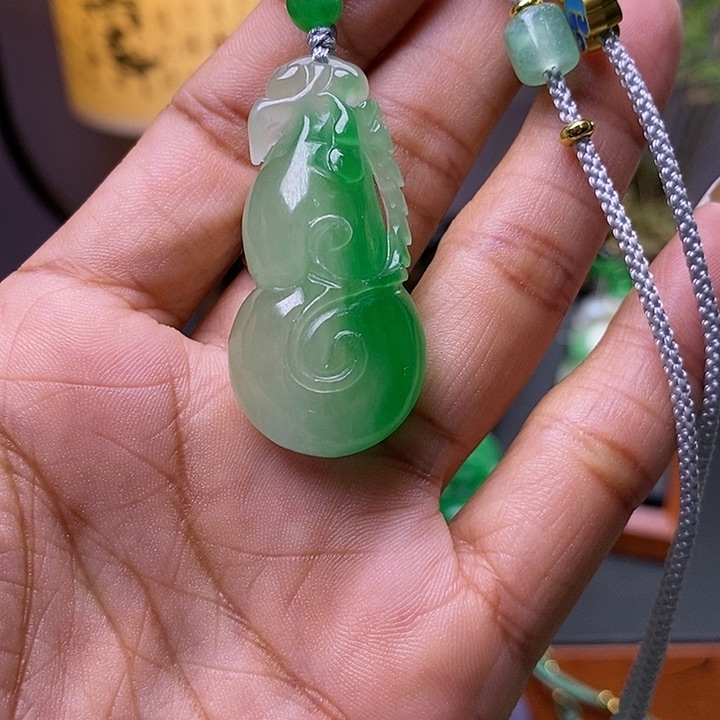 翡翠未镶嵌吊坠(赠链)