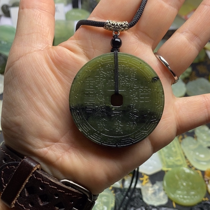 蛇纹石玉颈饰合金