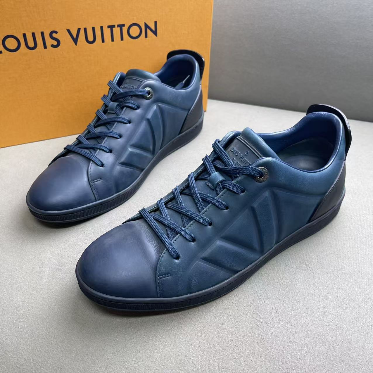 95新 LouisVuitton/路易威登 蓝色皮革浮雕大Vlogo低帮板鞋 41码