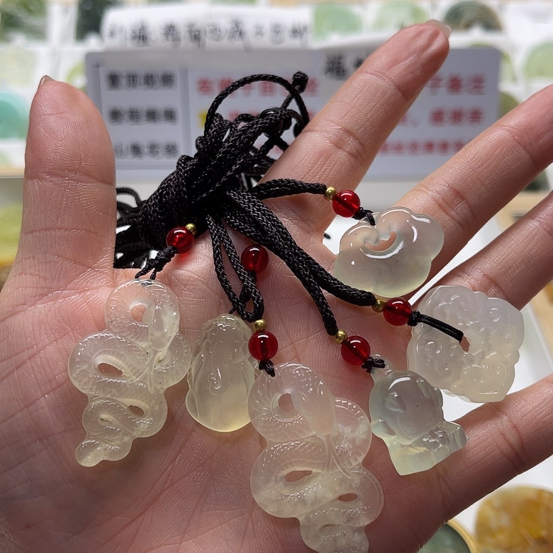 未镶嵌蛇纹石玉颈饰