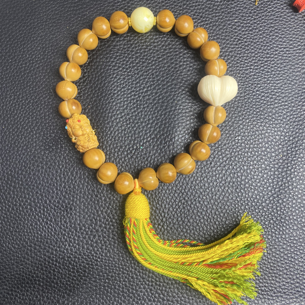 爱心屁桃猴头核桃精工雕刻手串卡13-15左右  A652