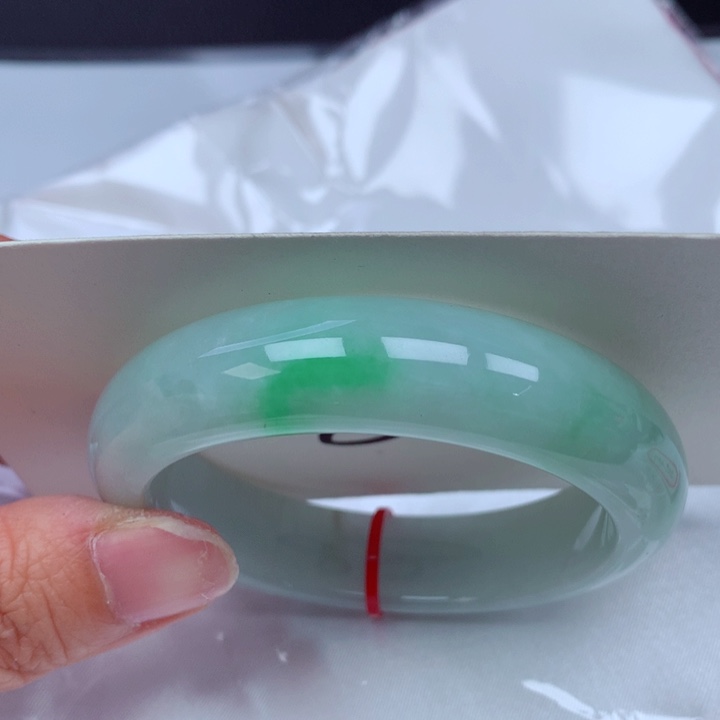 翡翠手镯未镶嵌翡翠