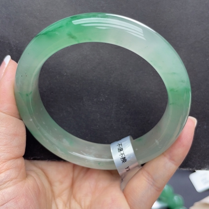 小***姐石英质玉未镶嵌手镯