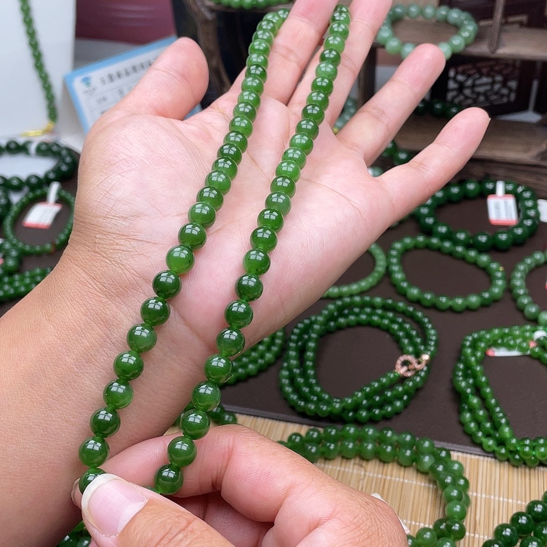 和田玉未镶嵌颈饰菠菜绿卡8