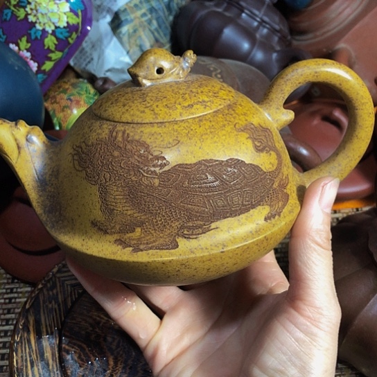 紫砂茶壶原矿泥料手工制作的一把紫砂壶。