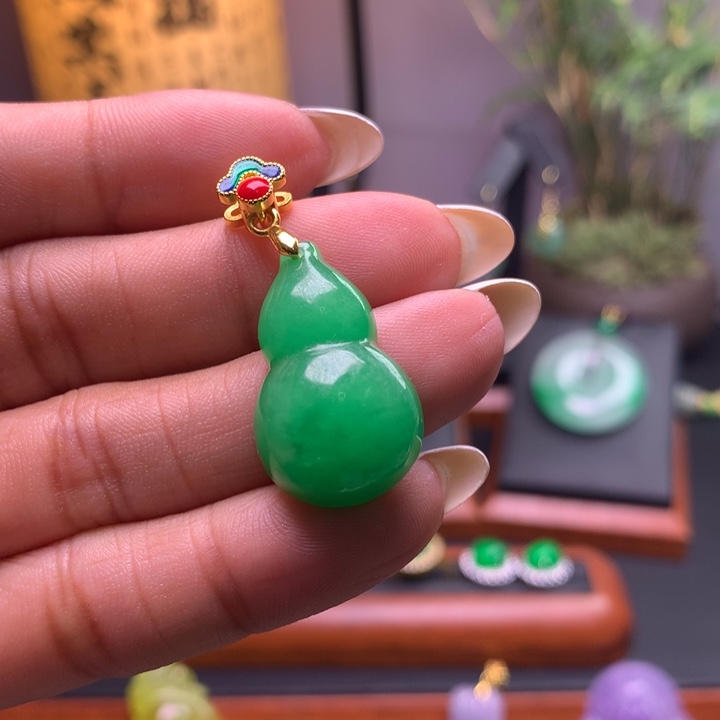 翡翠未镶嵌吊坠(赠链)