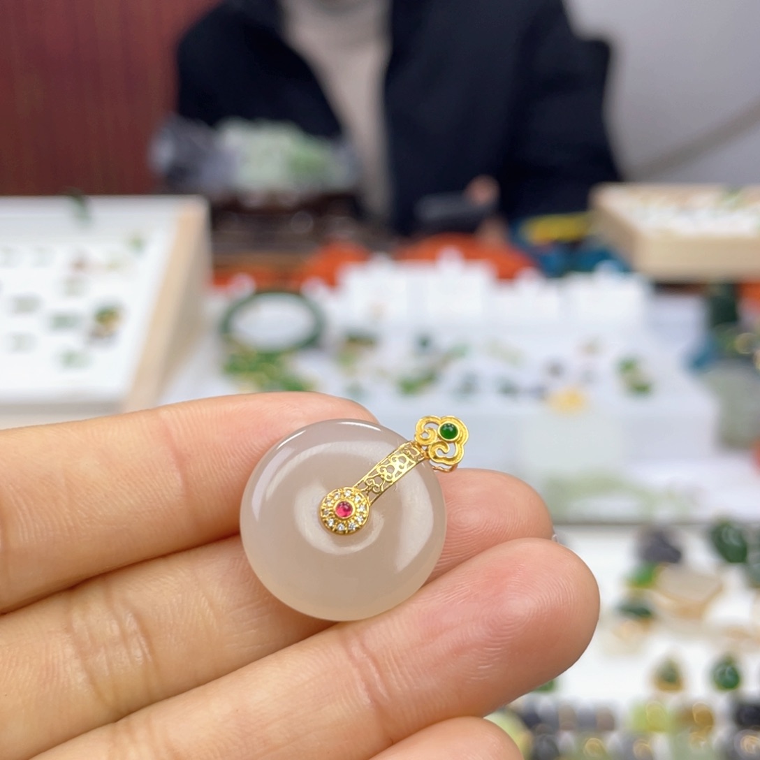 和田玉颈饰18K金镶嵌
