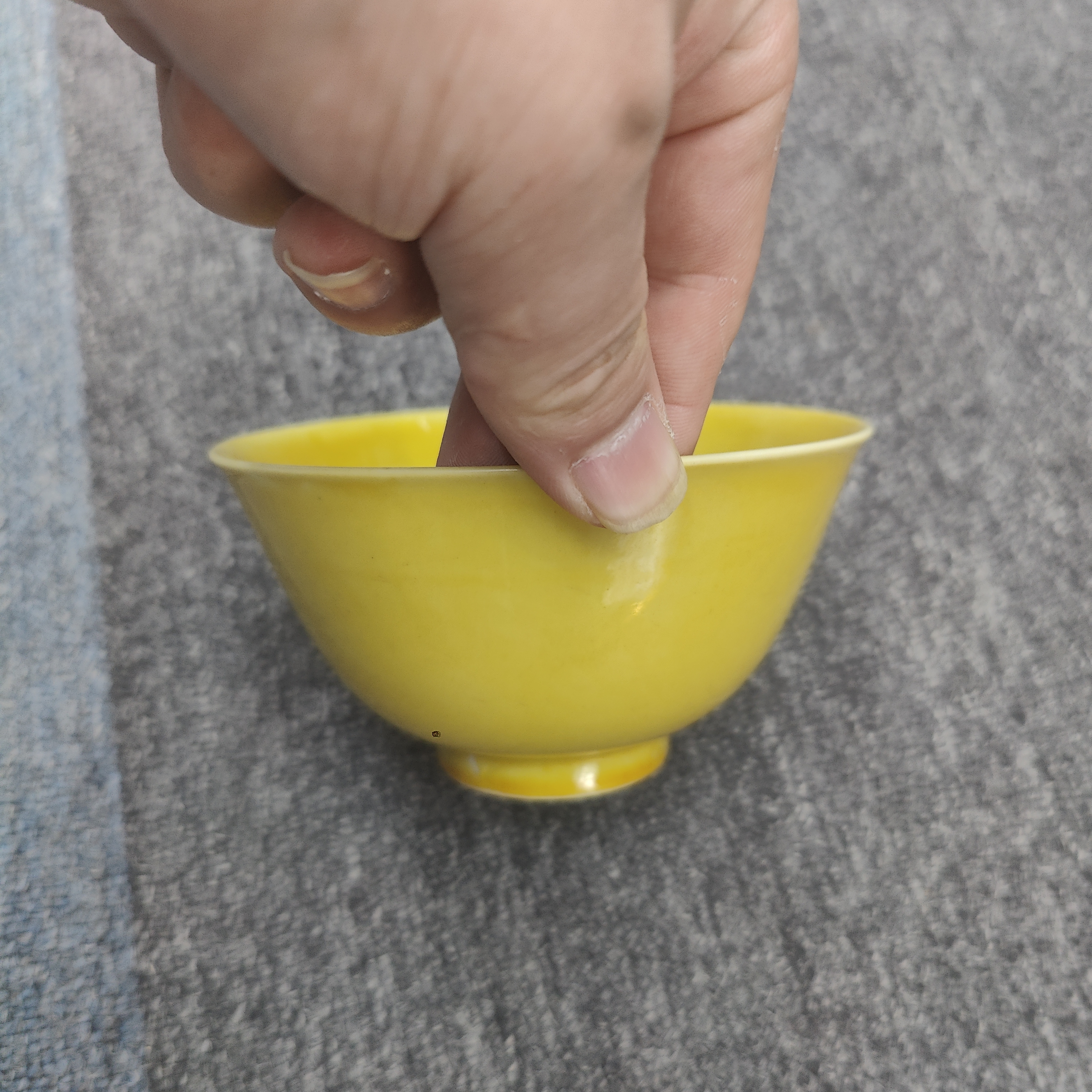 古陶瓷黄釉压手杯