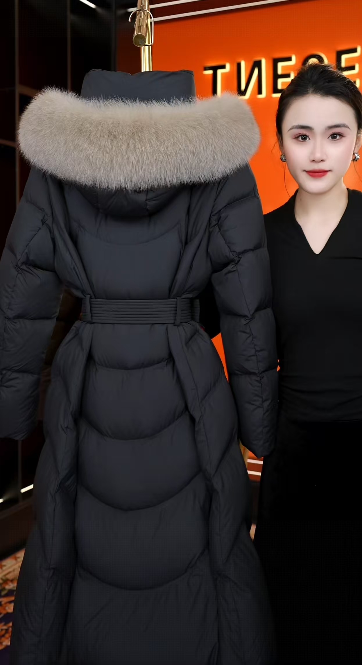 新梦梦2025新款冬季时尚中长款收腰修身加厚大毛领羽绒服