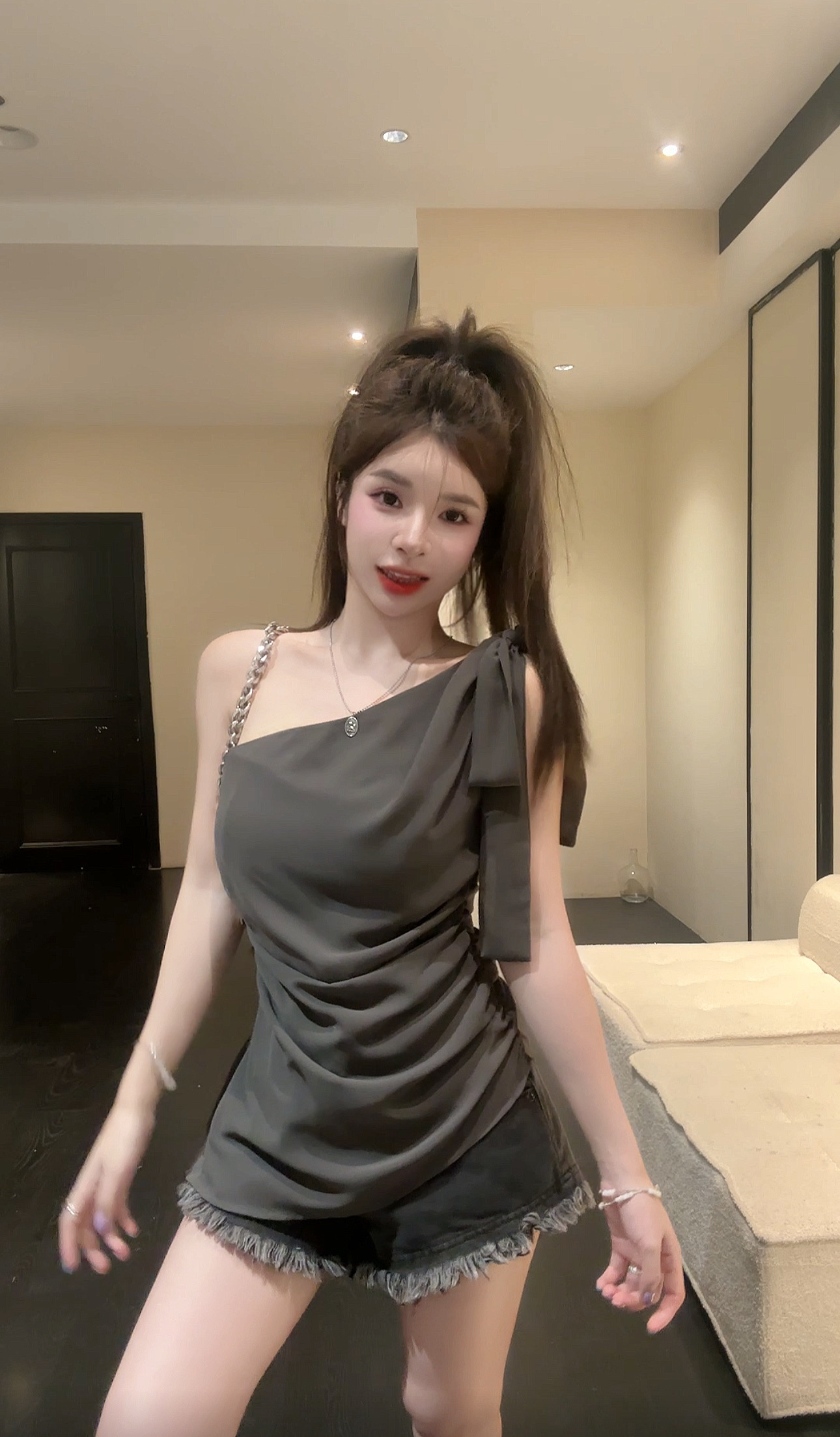 【HuiHui】加防滑条斜肩白色短款绑带打底衫无袖设计感夏季（L0014)