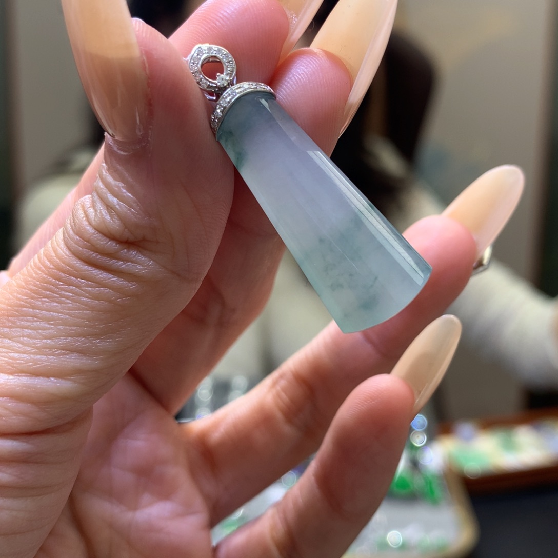 颈饰18K金镶嵌翡翠