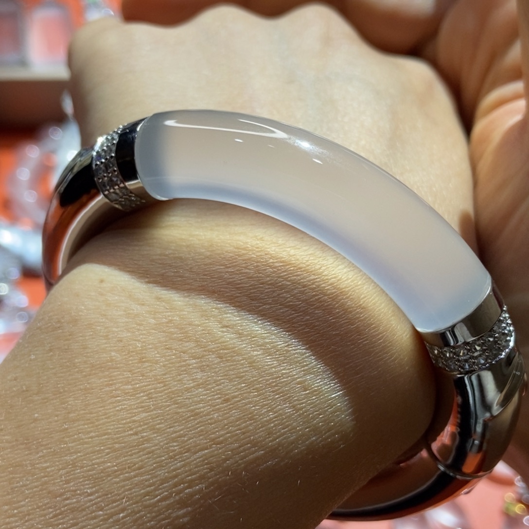 J***i石英质玉未镶嵌颈饰