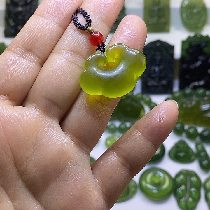 蛇纹石玉颈饰未镶嵌