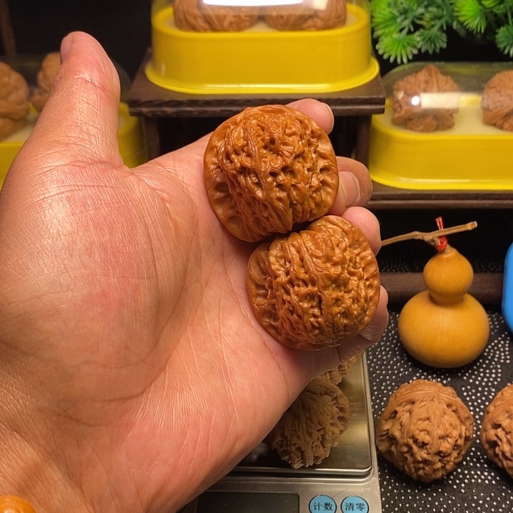 文玩核桃吊坠血麒麟41有修