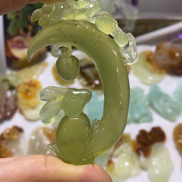 蛇纹石玉未镶嵌颈饰