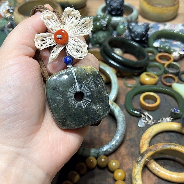 和田玉吊坠未镶嵌