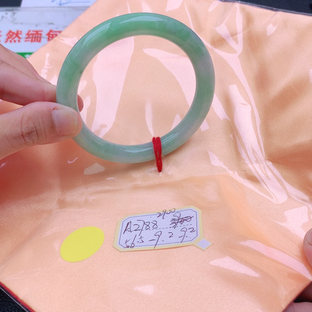 翡翠手镯未镶嵌翡翠