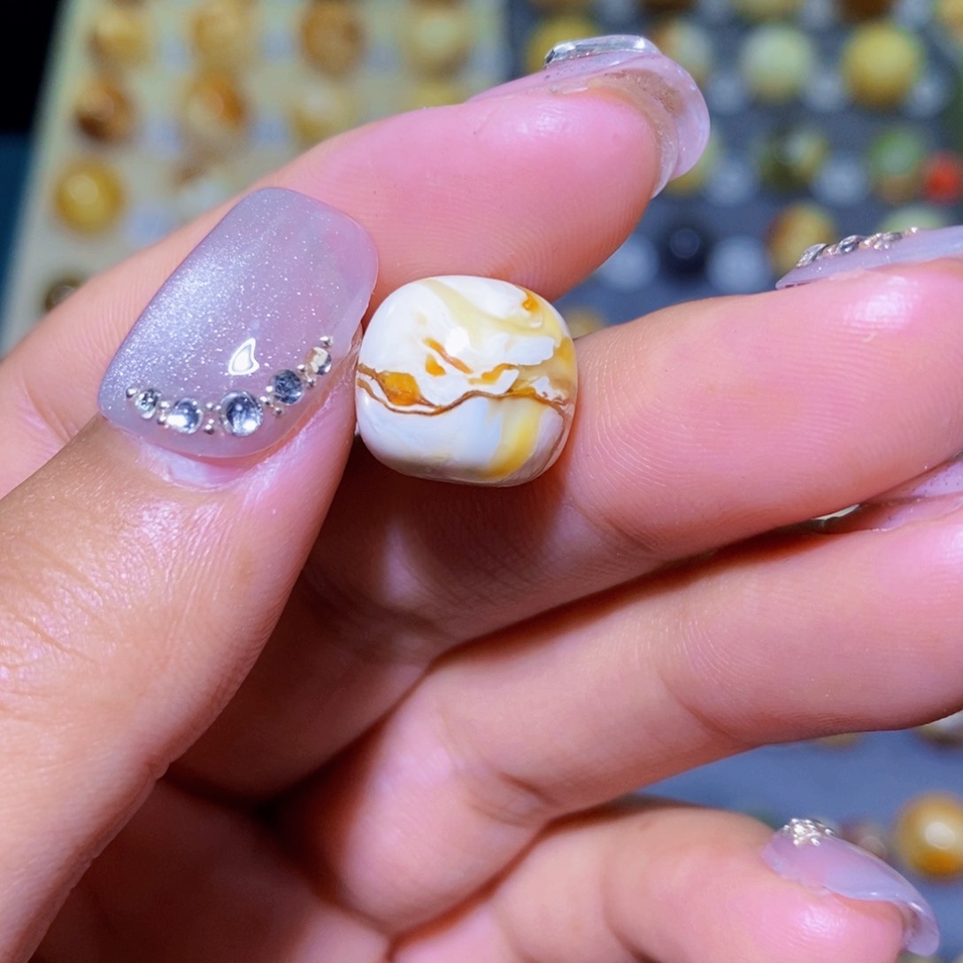 琥珀裸石未镶嵌阿*。琥珀蜜蜡