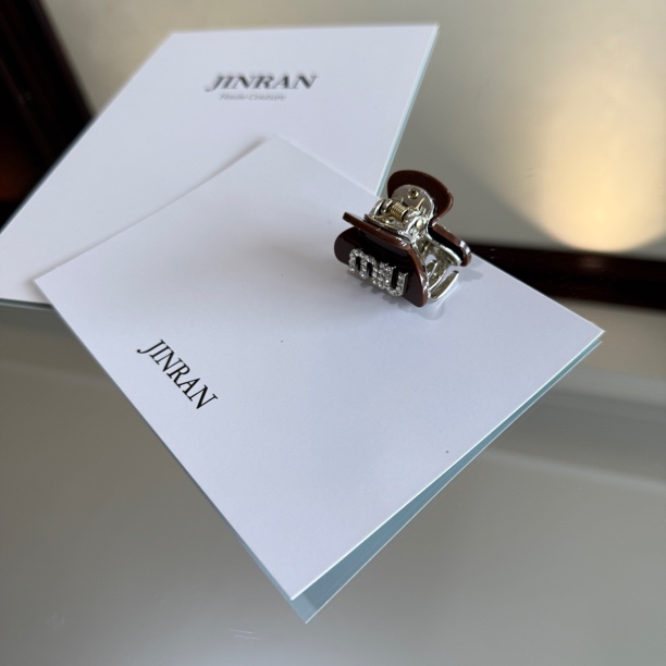 JINRAN咖色鲨鱼夹气质时尚