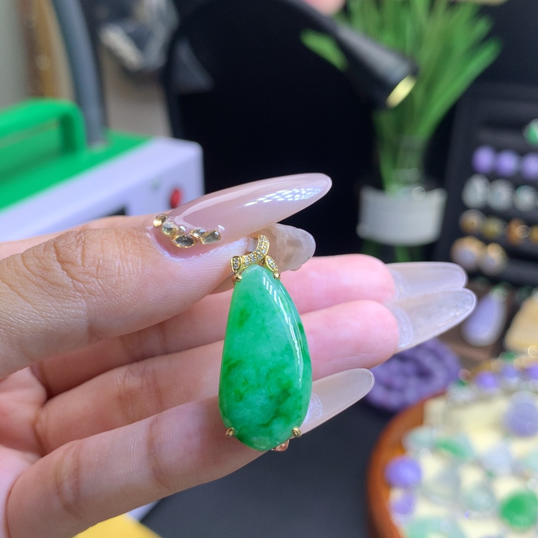 翡翠18K金镶嵌颈饰天然