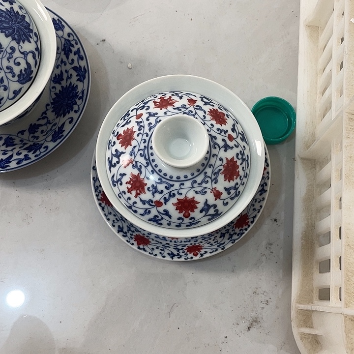 陶摆件景德镇缠枝莲釉里红盖碗jjj