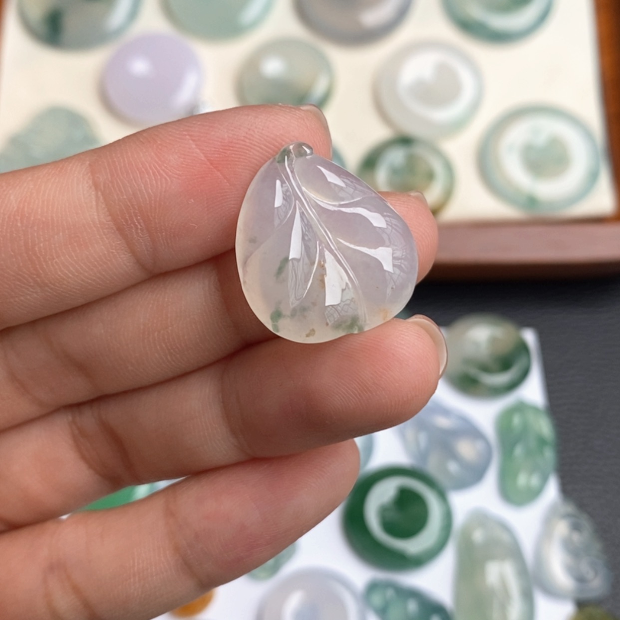 【闪购商品】翡翠颈饰未镶嵌叶子