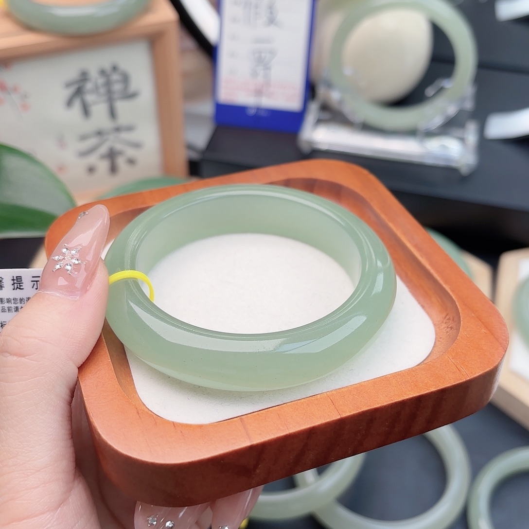 石英质玉未镶嵌手镯