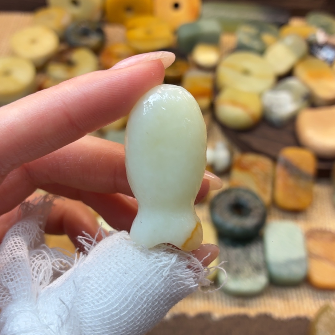 浮***丶蛇纹石玉未镶嵌颈饰