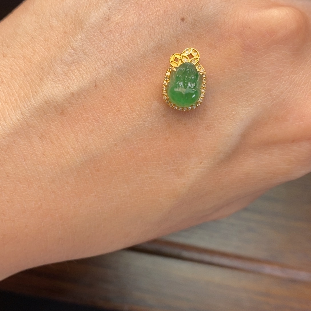 陈***颖翡翠18K金镶嵌颈饰翡翠