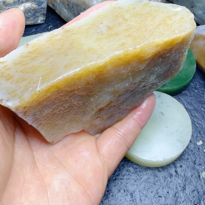 和田玉（糖玉）未镶嵌珠宝奇石